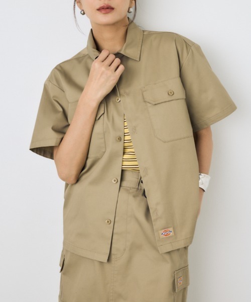 AZUL by moussy(アズールバイマウジー)の「セットアップ対応【Dickies×AZUL】ワークシャツ 春服 秋服 初夏 ディッキーズ コラボ 半袖 2サイズ展開【身長/骨格別着用画像あり】(シャツ/ブラウス・レディース・カーキ/ブラック/ストライプ・MEDIUM/SMALL)」の3枚目の写真