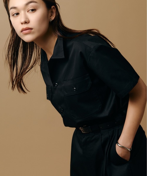 AZUL by moussy(アズールバイマウジー)の「セットアップ対応【Dickies×AZUL】ワークシャツ 春服 秋服 初夏 ディッキーズ コラボ 半袖 2サイズ展開【身長/骨格別着用画像あり】(シャツ/ブラウス・レディース・カーキ/ブラック/ストライプ・MEDIUM/SMALL)」の2枚目の写真