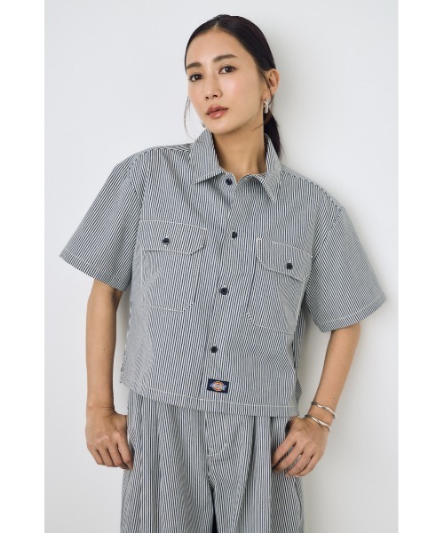 AZUL by moussy(アズールバイマウジー)の「セットアップ対応【Dickies×AZUL】ワークシャツ 春服 秋服 初夏 ディッキーズ コラボ 半袖 2サイズ展開【身長/骨格別着用画像あり】(シャツ/ブラウス・レディース・カーキ/ブラック/ストライプ・MEDIUM/SMALL)」の10枚目の写真
