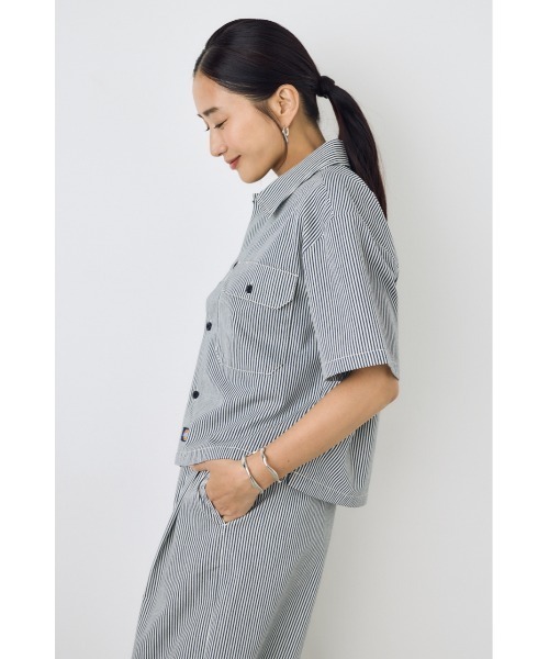 AZUL by moussy(アズールバイマウジー)の「セットアップ対応【Dickies×AZUL】ワークシャツ 春服 秋服 初夏 ディッキーズ コラボ 半袖 2サイズ展開【身長/骨格別着用画像あり】(シャツ/ブラウス・レディース・カーキ/ブラック/ストライプ・MEDIUM/SMALL)」の13枚目の写真