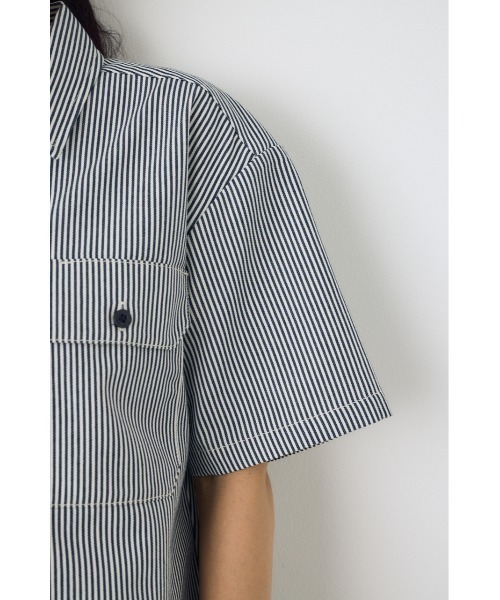 AZUL by moussy(アズールバイマウジー)の「セットアップ対応【Dickies×AZUL】ワークシャツ 春服 秋服 初夏 ディッキーズ コラボ 半袖 2サイズ展開【身長/骨格別着用画像あり】(シャツ/ブラウス・レディース・カーキ/ブラック/ストライプ・MEDIUM/SMALL)」の19枚目の写真