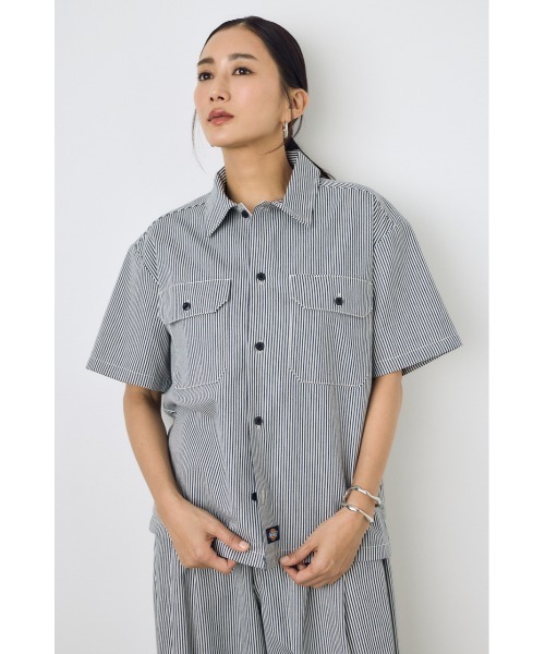 AZUL by moussy(アズールバイマウジー)の「セットアップ対応【Dickies×AZUL】ワークシャツ 春服 秋服 初夏 ディッキーズ コラボ 半袖 2サイズ展開【身長/骨格別着用画像あり】(シャツ/ブラウス・レディース・カーキ/ブラック/ストライプ・MEDIUM/SMALL)」の21枚目の写真