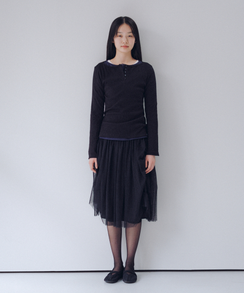 OHESHIO(オヘシオ)の「HENLEY NECK BUTTON LONG SLEEVE, BLACK(Tシャツ/カットソー・レディース・その他・FREE)」の2枚目の写真