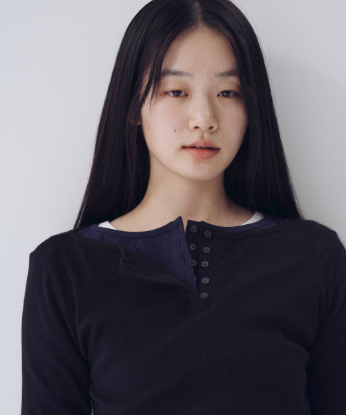 OHESHIO(オヘシオ)の「HENLEY NECK BUTTON LONG SLEEVE, BLACK(Tシャツ/カットソー・レディース・その他・FREE)」の4枚目の写真
