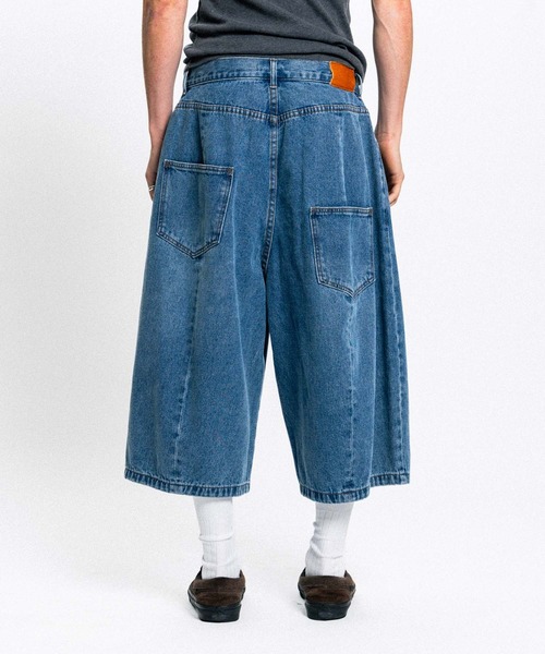 Elanque(エランク)の「wide denim shorts / ワイドデニムハーフパンツ(デニムパンツ・メンズ・インディゴブルー/ブルー・MEDIUM/LARGE)」の2枚目の写真