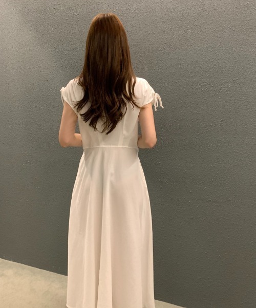 AMAJI（アマジ）の「韓国風 フレンチVネック ドローストリング フロントボタン ノースリーブワンピース（ワンピース・レディース・ベージュ/ホワイト/ブラック・FREE）」の10枚目の写真