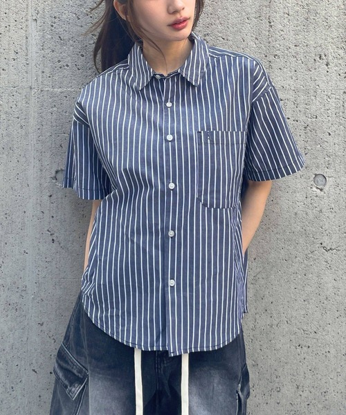 ALAND(エーランド)の「【UNISEX】ALAND/ストライプ半袖シャツ(シャツ/ブラウス・レディース・ブラック/ブルー・LARGE/SMALL)」の2枚目の写真