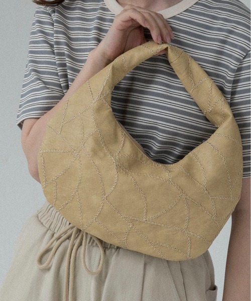 lawgy(ラウジー)の「zigzag stitch patchwork oval bag / ジグザグステッチパッチワークオーバルバッグ(ハンドバッグ・レディース・イエロー系/ブラック/レッド系/アイボリー・FREE)」の4枚目の写真