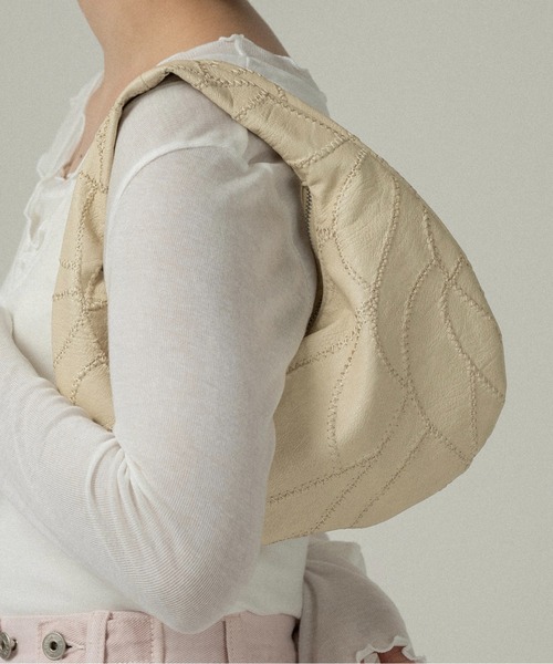 lawgy(ラウジー)の「zigzag stitch patchwork oval bag / ジグザグステッチパッチワークオーバルバッグ(ハンドバッグ・レディース・イエロー系/ブラック/レッド系/アイボリー・FREE)」の7枚目の写真