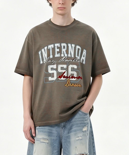 HOOK(フック)の「HOOK カレッジ × ナンバリング ウォッシュ オーバーサイズT (SS)(Tシャツ/カットソー・メンズ・ブラウン/ベージュ/ブラック・L/M)」の2枚目の写真
