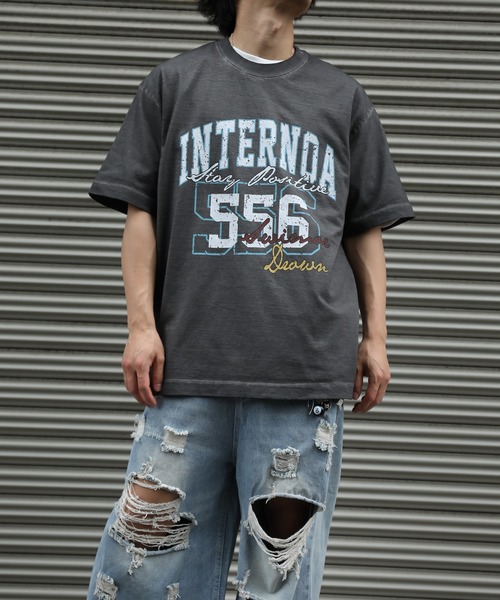 HOOK(フック)の「HOOK カレッジ × ナンバリング ウォッシュ オーバーサイズT (SS)(Tシャツ/カットソー・メンズ・ブラウン/ベージュ/ブラック・L/M)」の1枚目の写真