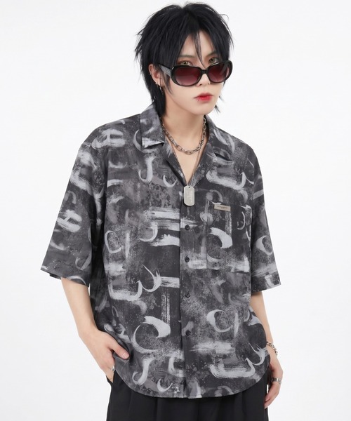 BENUSTA（ベヌスタ）の「A'GEM/9 × .kom 『BENUSTA/ベヌスタ』アートグラフィックデザイン半袖シャツ（シャツ/ブラウス・メンズ・ブラック・L/M）」の2枚目の写真