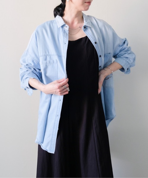DOLLUPOOPS(ドールアップウップス)の「Denim Stripe Relaxed Shirt(デニムストライプ切替シャツ)(シャツ/ブラウス・レディース・ライトブルー・FREE)」の4枚目の写真