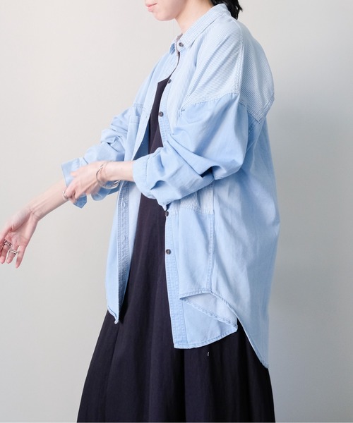 DOLLUPOOPS(ドールアップウップス)の「Denim Stripe Relaxed Shirt(デニムストライプ切替シャツ)(シャツ/ブラウス・レディース・ライトブルー・FREE)」の5枚目の写真