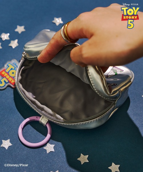 Disney(ディズニー)の「【TOY STORY 5】エナメルミニポーチチャーム(ポーチ・レディース・ネイビー/シルバー/イエロー・FREE)」の10枚目の写真