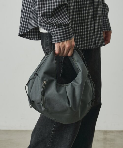 COLONY 2139(コロニートゥーワンスリーナイン)の「【UNISEX】撥水マルチハンドルムーンバッグ(ショルダーバッグ・メンズ・ブラック/グレー・FREE)」の2枚目の写真