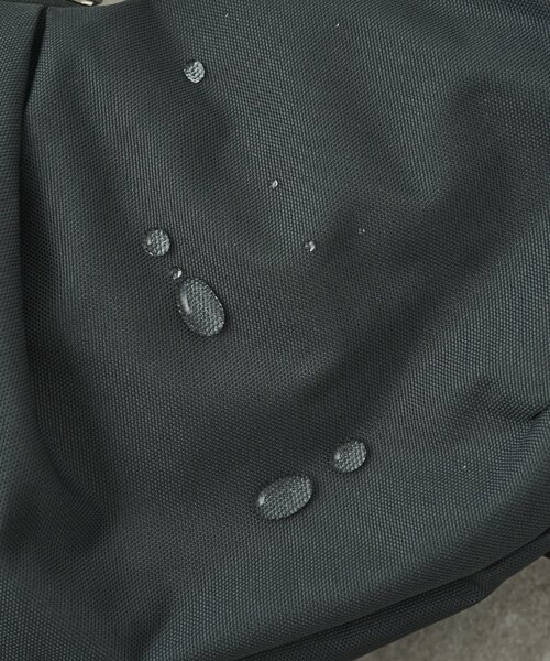 COLONY 2139(コロニートゥーワンスリーナイン)の「【UNISEX】撥水マルチハンドルムーンバッグ(ショルダーバッグ・メンズ・ブラック/グレー・FREE)」の10枚目の写真