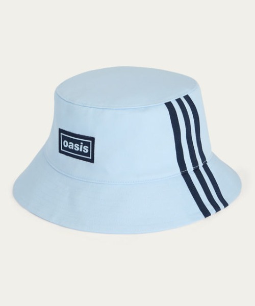 adidas(アディダス)の「adidas Originals × Oasis バケットハット / アディダスオリジナルス(ハット・メンズ・ブルー・X-LARGE/S/LARGE)」の1枚目の写真
