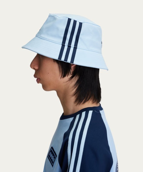 adidas(アディダス)の「adidas Originals × Oasis バケットハット / アディダスオリジナルス(ハット・メンズ・ブルー・X-LARGE/S/LARGE)」の4枚目の写真