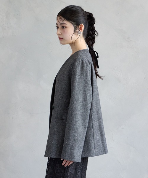 AIMER(エメ)の「ストーン付きラメツイードダブルブレストノーカラージャケット(ノーカラージャケット・レディース・グレー/ブラウン・MEDIUM)」の11枚目の写真