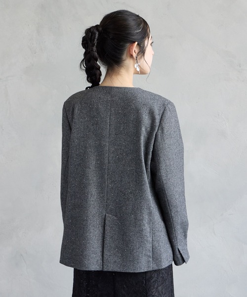 AIMER(エメ)の「ストーン付きラメツイードダブルブレストノーカラージャケット(ノーカラージャケット・レディース・グレー/ブラウン・MEDIUM)」の12枚目の写真