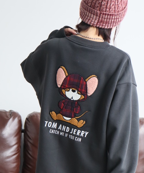 Tom&Jerry(トムアンドジェリー)の「【Tom & Jerry/トム & ジェリー】アソート アートワークデザイン 裏起毛 サガラ刺繍&アップリケ クルーネック スウェット トレーナー(スウェット・メンズ・ブラック系その他/ベージュ系その他/ブラック系1/ライトグレー系1/サックスブルー系1/ホワイト系1/ブラック系その他2/ブラック系2/ライトグレー系2/サックスブルー系2/ホワイト系2/ベージュ系その他2・LL/L/M)」の4枚目の写真