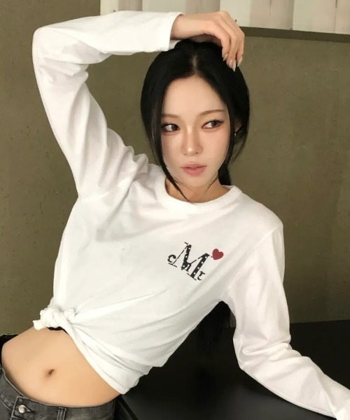 MUCENT（ムセント）の「【日本未発売/WEB限定】MUCENT(ムセント)/ラブリッツ ミニ ハート ロゴ 長袖 Tシャツ ロンT/LOVRITS MINI HEART LOGO LONG SLEEVE T（Tシャツ/カットソー・レディース・ブラック/ホワイト・FREE）」の2枚目の写真