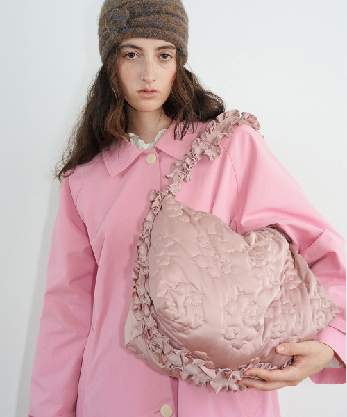 SINOON(シヌーン)の「Padded Shirring Bag (Ash Pink)(メッセンジャーバッグ・レディース・ベビーピンク・FREE)」の4枚目の写真