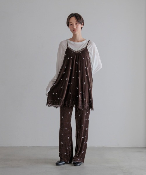 LOWRYS FARM（ローリーズファーム）の「シシュウベロアフレアパンツ 1063383（その他パンツ・レディース・ブラック/ブラウン・SMALL/MEDIUM）」の3枚目の写真