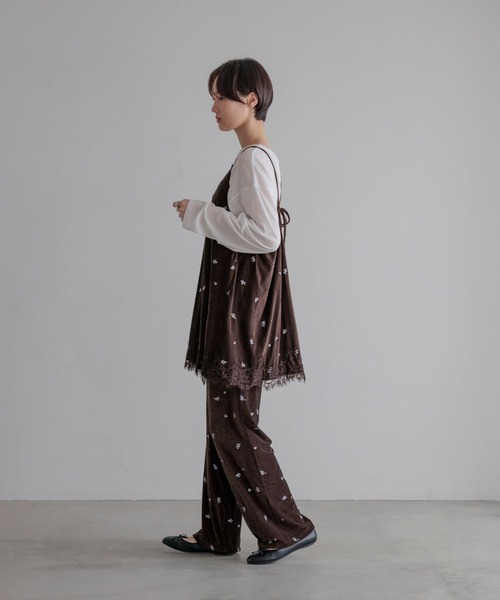 LOWRYS FARM（ローリーズファーム）の「シシュウベロアフレアパンツ 1063383（その他パンツ・レディース・ブラック/ブラウン・SMALL/MEDIUM）」の4枚目の写真