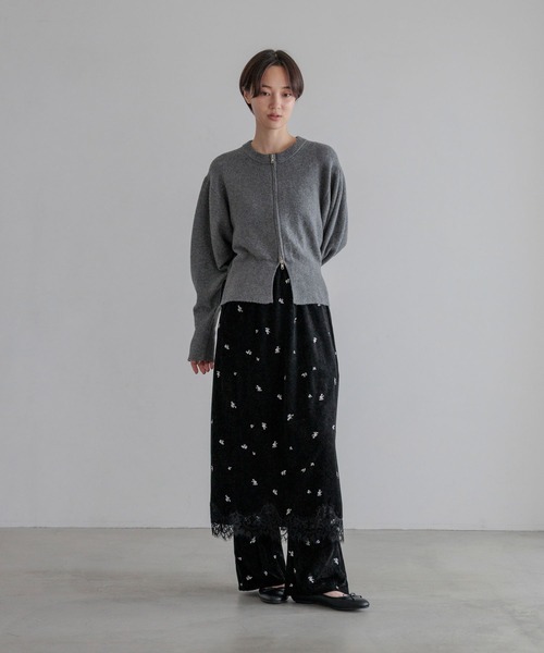 LOWRYS FARM（ローリーズファーム）の「シシュウベロアフレアパンツ 1063383（その他パンツ・レディース・ブラック/ブラウン・SMALL/MEDIUM）」の6枚目の写真