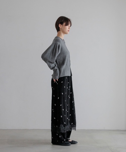 LOWRYS FARM（ローリーズファーム）の「シシュウベロアフレアパンツ 1063383（その他パンツ・レディース・ブラック/ブラウン・SMALL/MEDIUM）」の7枚目の写真