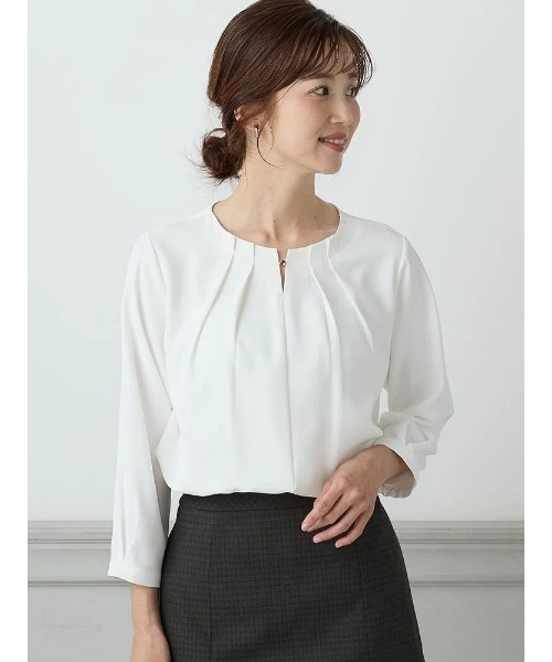 Perfect Suit FActory(パーフェクトスーツファクトリー)の「<UVカット>フロントタック ビジューブラウス(Tシャツ/カットソー・レディース・ベージュ/オフホワイト/ネイビー・S/M/L)」の2枚目の写真