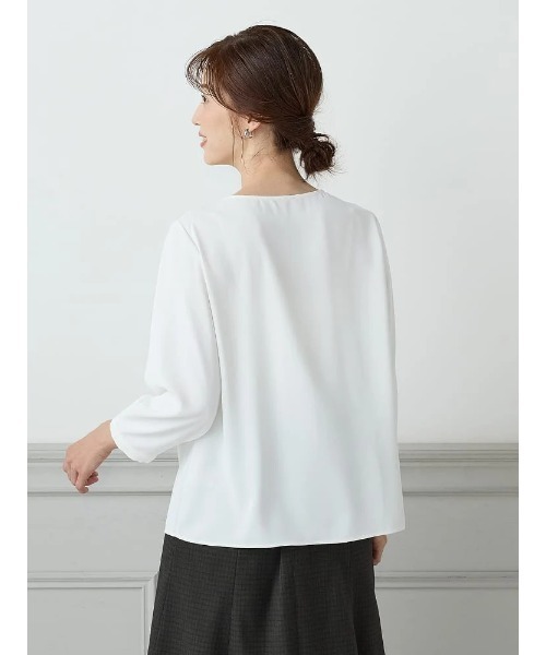 Perfect Suit FActory(パーフェクトスーツファクトリー)の「<UVカット>フロントタック ビジューブラウス(Tシャツ/カットソー・レディース・ベージュ/オフホワイト/ネイビー・S/M/L)」の5枚目の写真