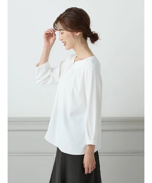 Perfect Suit FActory(パーフェクトスーツファクトリー)の「<UVカット>フロントタック ビジューブラウス(Tシャツ/カットソー・レディース・ベージュ/オフホワイト/ネイビー・S/M/L)」の6枚目の写真