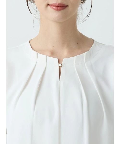 Perfect Suit FActory(パーフェクトスーツファクトリー)の「<UVカット>フロントタック ビジューブラウス(Tシャツ/カットソー・レディース・ベージュ/オフホワイト/ネイビー・S/M/L)」の7枚目の写真