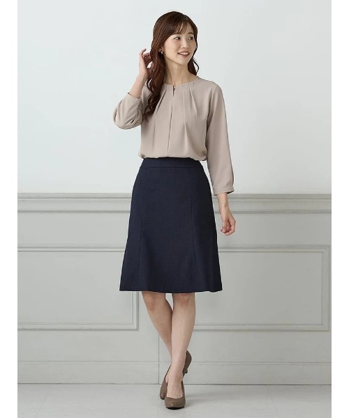 Perfect Suit FActory(パーフェクトスーツファクトリー)の「<UVカット>フロントタック ビジューブラウス(Tシャツ/カットソー・レディース・ベージュ/オフホワイト/ネイビー・S/M/L)」の13枚目の写真