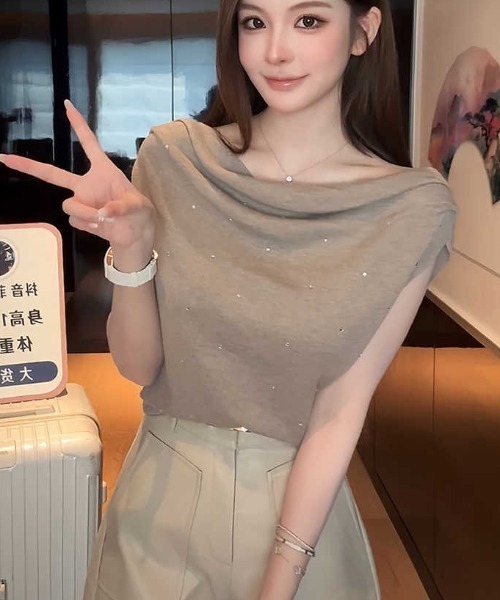 semuse(セミューズ)の「エレガント見えストーン付デコルテドレープトップス(Tシャツ/カットソー・レディース・ホワイト/ブラック/グレー/ベージュ・FREE)」の1枚目の写真