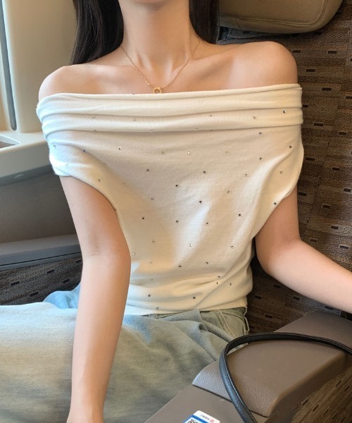 semuse(セミューズ)の「エレガント見えストーン付デコルテドレープトップス(Tシャツ/カットソー・レディース・ホワイト/ブラック/グレー/ベージュ・FREE)」の2枚目の写真
