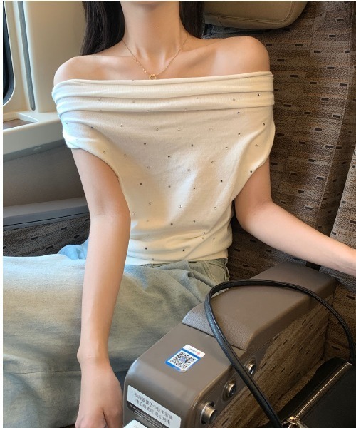 semuse(セミューズ)の「エレガント見えストーン付デコルテドレープトップス(Tシャツ/カットソー・レディース・ホワイト/ブラック/グレー/ベージュ・FREE)」の6枚目の写真