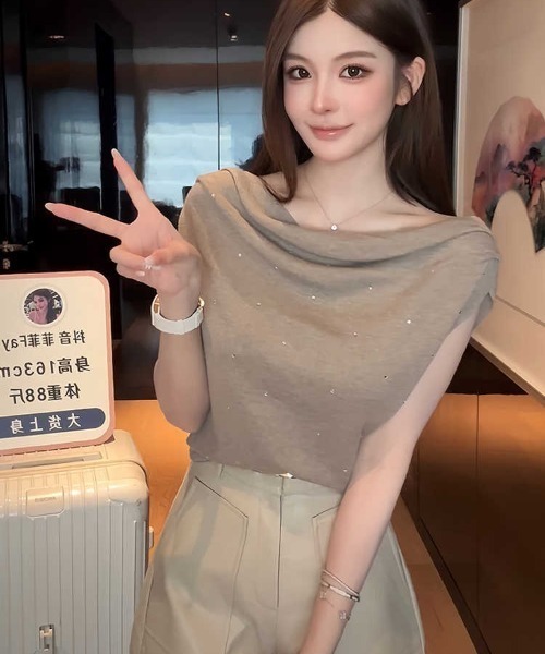 semuse(セミューズ)の「エレガント見えストーン付デコルテドレープトップス(Tシャツ/カットソー・レディース・ホワイト/ブラック/グレー/ベージュ・FREE)」の11枚目の写真