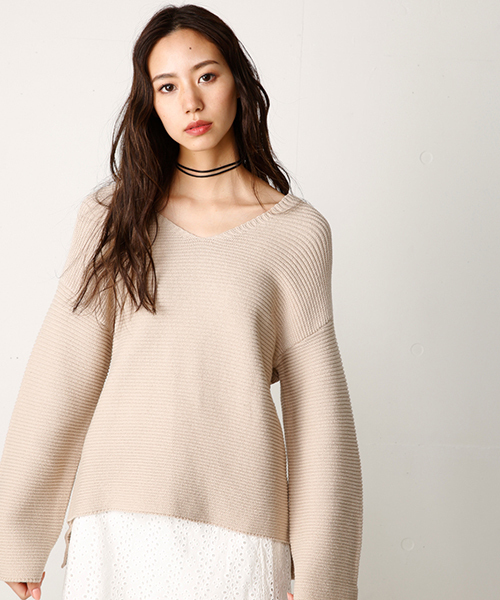 MOUSSY（マウジー）の「V-NECK LOOSE KNIT（ニット/セーター・レディース・ブルー/オフホワイト/ライトブラック/ベージュ・FREE）」の3枚目の写真