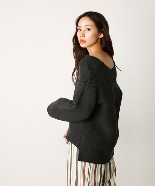 MOUSSY（マウジー）の「V-NECK LOOSE KNIT（ニット/セーター・レディース・ブルー/オフホワイト/ライトブラック/ベージュ・FREE）」の2枚目の写真