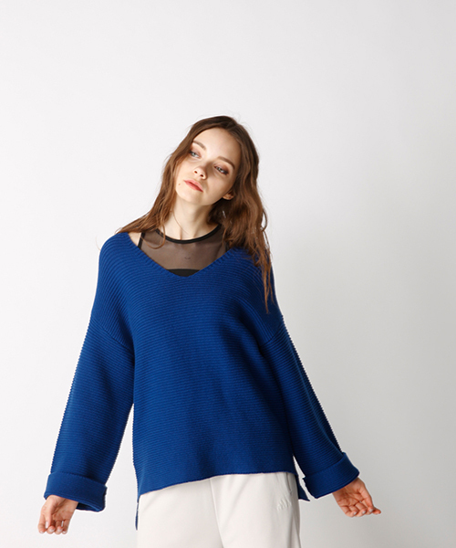MOUSSY（マウジー）の「V-NECK LOOSE KNIT（ニット/セーター・レディース・ブルー/オフホワイト/ライトブラック/ベージュ・FREE）」の4枚目の写真