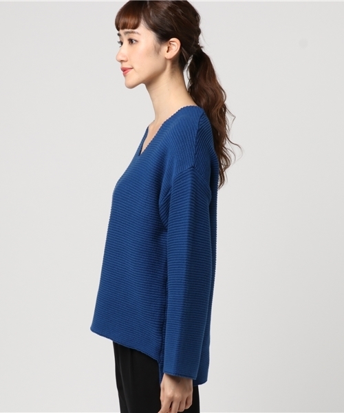 MOUSSY（マウジー）の「V-NECK LOOSE KNIT（ニット/セーター・レディース・ブルー/オフホワイト/ライトブラック/ベージュ・FREE）」の6枚目の写真