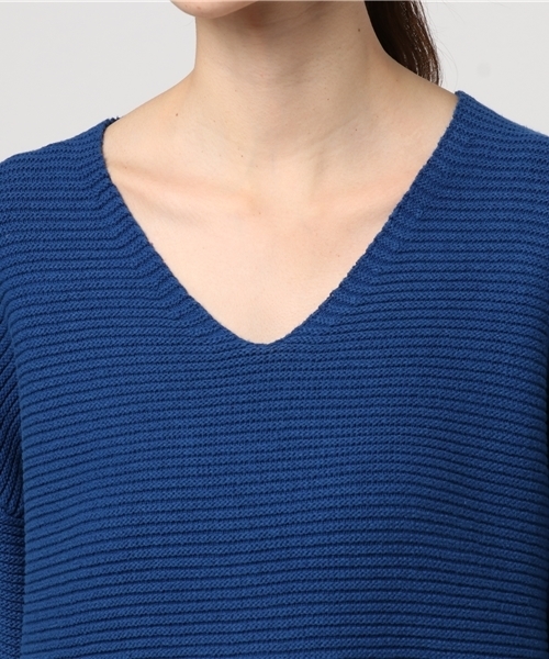 MOUSSY（マウジー）の「V-NECK LOOSE KNIT（ニット/セーター・レディース・ブルー/オフホワイト/ライトブラック/ベージュ・FREE）」の8枚目の写真