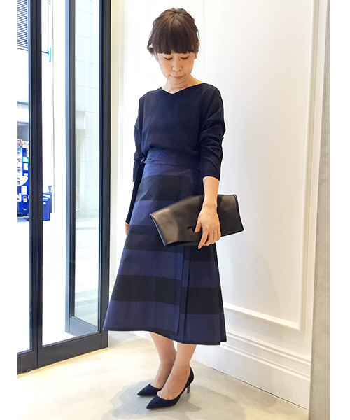 HELIOPOLE（エリオポール）の「横広Vネックプルオーバー（ニット/セーター・レディース・ベージュ/ネイビー/サックスブルー/ピンクベージュ・38）」の17枚目の写真