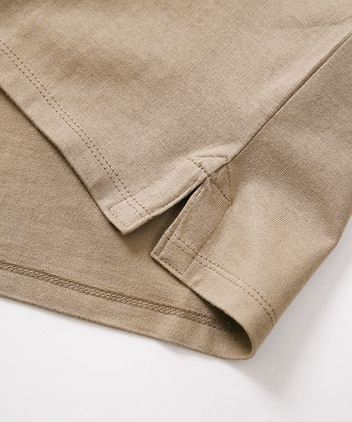 NANO universe(ナノユニバース)の「yeq.POLER箔プリントTシャツ(Tシャツ/カットソー・メンズ・オフホワイト/カーキ/ベージュ・SMALL/LARGE/MEDIUM)」の9枚目の写真