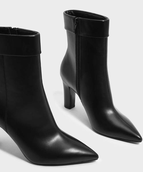 CHARLES & KEITH(チャールズ & キース)の「カフディーテルポインテッドブーツ / CUFF DETAIL POINTED BOOTS(ブーツ・レディース・ブラック/ブルー/アイボリー・22.5cm/23cm/23.5cm/24.5cm/25cm/25.5cm)」の6枚目の写真