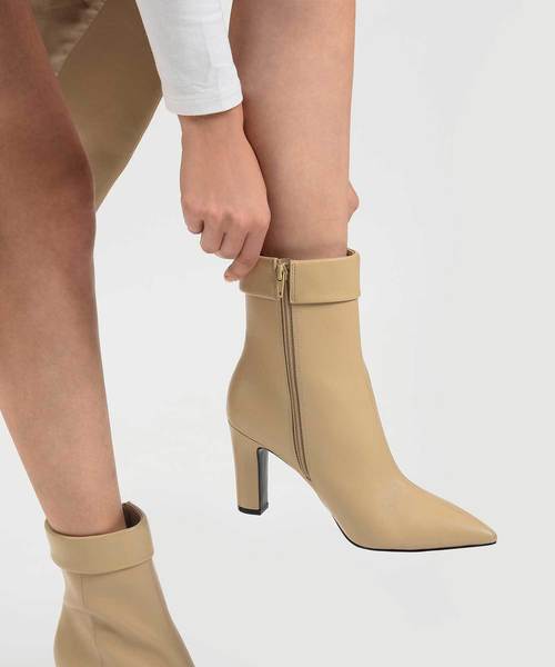 CHARLES & KEITH(チャールズ & キース)の「カフディーテルポインテッドブーツ / CUFF DETAIL POINTED BOOTS(ブーツ・レディース・ブラック/ブルー/アイボリー・22.5cm/23cm/23.5cm/24.5cm/25cm/25.5cm)」の7枚目の写真